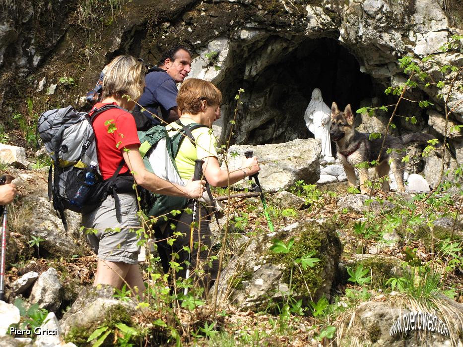 40 Grotta con Madonnina.jpg